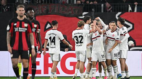 N&uuml;rnberg jubelt in Leverkusen &uuml;ber den Treffer zum 2:0.