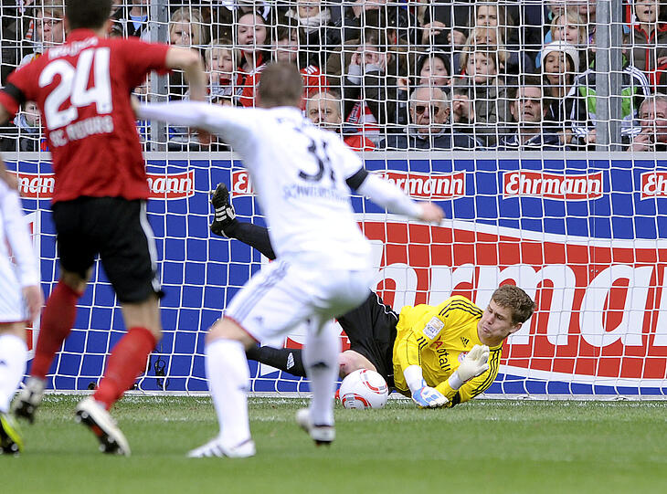 THOMAS KRAFT: Foulte Makiadi in der letzter Not &ndash; eine schlaue Tat, da er den Elfmeter des Freiburger Torjägers Cissé; danach festhielt (14.). Chancenlos beim 1:1 durch Cissé. Gute Reflexe, Unsicherheiten bei Flanken. Note 3