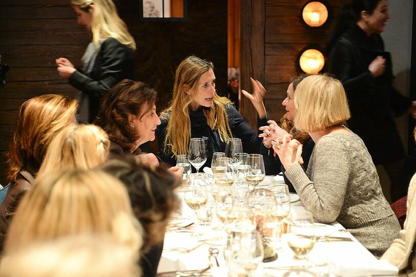 Conny Lehmann, Frau von Ex-Nationaltorwart Jens Lehmann, gestikuliert vor Renate Gräfin von Rehbinder (l.) und anderen Frauen.