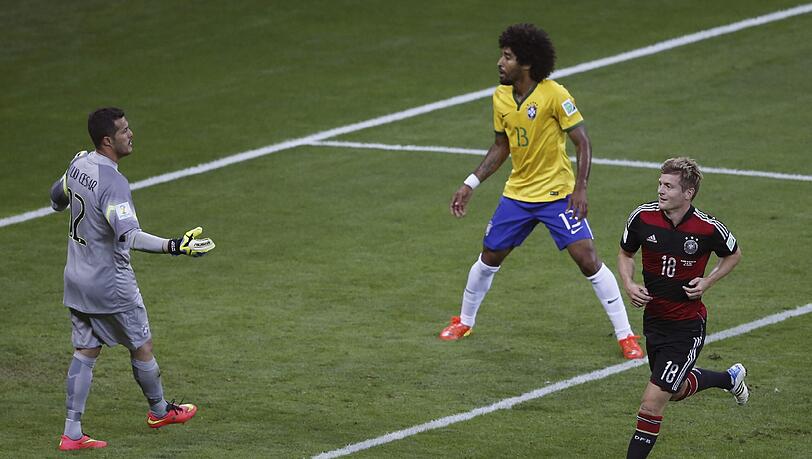 Historischer Moment: Deutschland besiegt im Sommer 2014 Brasilien mit 7:1. Hier demütigt Toni Kroos seinen damaligen Mannschaftskollegen Dante mit seinem ersten Treffer. Historischer Moment: Deutschland besiegt im Sommer 2014 Brasilien mit 7:1. Hier demütigt Toni Kroos seinen damaligen Mannschaftskollegen Dante mit seinem ersten Treffer.