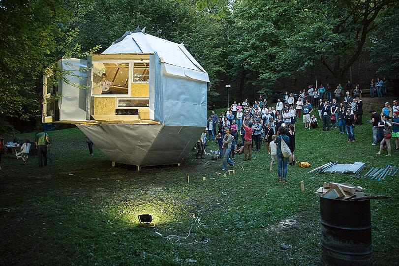 Die Führung zur etwas futuristischen Hütte in den Auer Isarauen.