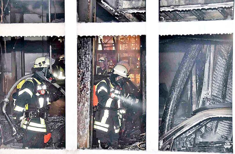 Die Bilder vom Feuerwehreinsatz in Krailling: Das Feuer ist in einer Autowerkstatt ausgebrochen, etliche Luxus-Fahrzeuge wurden beschädigt, der Schaden beläuft sich auf rund zweieinhalb Millionen Euro.
