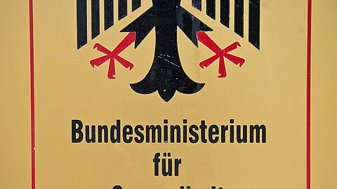 Das Gesundheitsministerium sieht in den niedrigen Zusatzbeiträgen einen Hauptgrund für das Defizit.