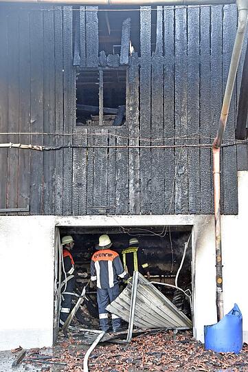 Bei dem Brand auf einem Bauernhof entstand ein erheblicher Sachschaden. Zwei Bewohner wurden verletzt.