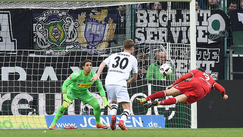 Robert Lewandowski: Note 4. Wollte nach 25 Minuten von halblinks Gladbach-Torhüter Sommer  
überlupfen. Nicht gut genug justiert, der Heber. Scheiterte nach  
Robbens Alu-Treffer mit einem Flugkopfball. Diese Borussia ist ja auch  
der Angstgegner des Torjägers: In nun elf Duellen und 870  
Einsatzminuten traf &bdquo;Lewy&ldquo; lediglich einmal.