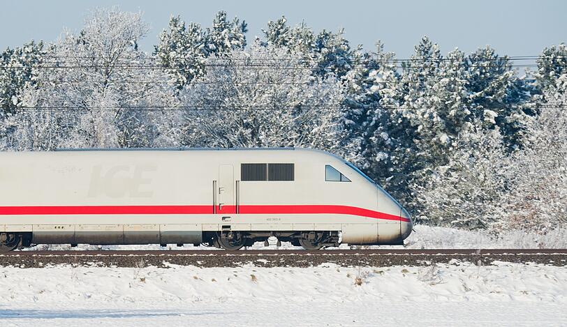 Die ICE-Züge der Deutschen Bahn reduzieren ihre Geschwindigkeit.
