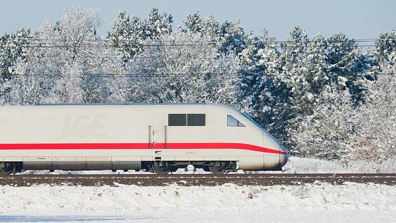 Die ICE-Züge der Deutschen Bahn reduzieren ihre Geschwindigkeit. Die ICE-Züge der Deutschen Bahn reduzieren ihre Geschwindigkeit.