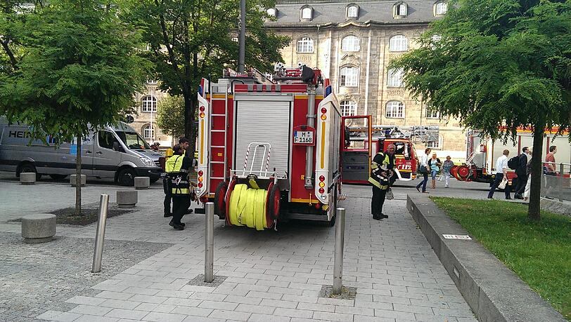 Die Feuerwehr war mit mehreren Einsatzfahrzeugen angerückt.