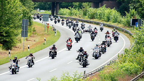 Dutzende Biker auf der Straße: So hätte es am Samstag auch in München aussehen können. Doch das KVR erteilte der Demo eine Absage. (Archivbild)
