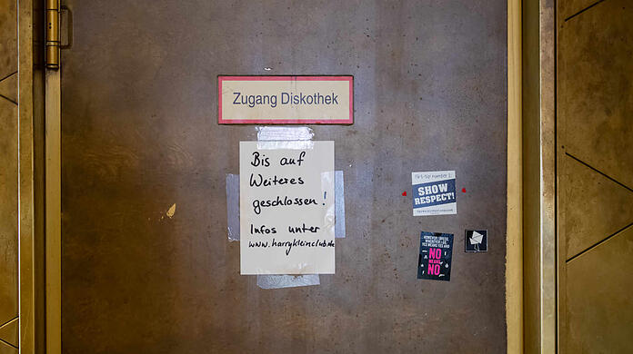 "Bis auf Weiteres geschlossen": Das Schild an der Eingangstür vom "Harry Klein". Bald muss der Club ganz ausziehen.