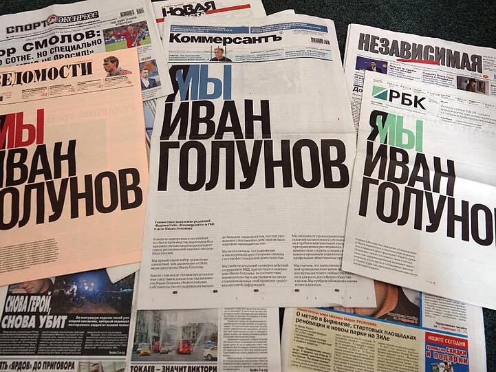 Auf den Titelseiten der drei russischen Zeitungen "Wedomosti" (l-r), "Kommersant" und "RBK" protestieren Journalisten mit der Aufschrift "Ich bin/Wir sind Iwan Golunow" gegen die Festnahme des Enthüllungsreporters Golunow.