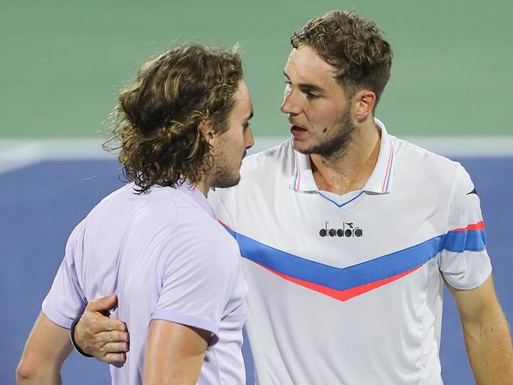 Jan-Lennard Struff (r) gratuliert Stefanos Tsitsipas zu seinem Sieg.