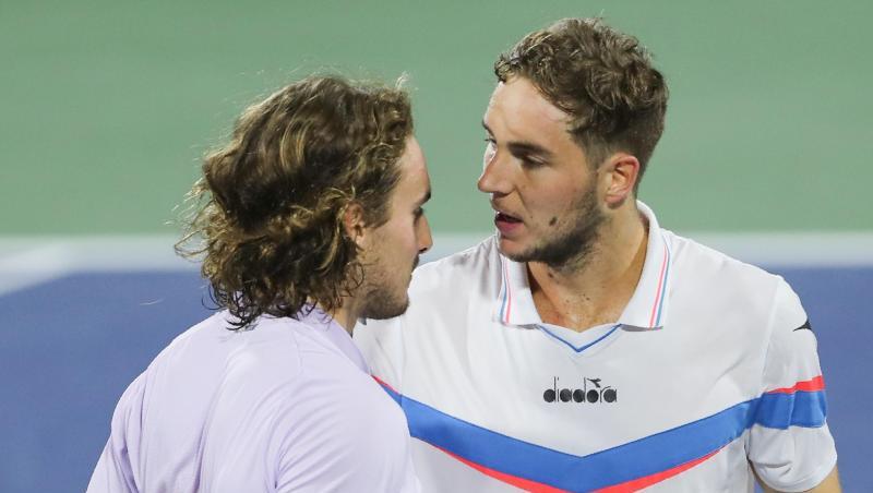 Jan-Lennard Struff (r) gratuliert Stefanos Tsitsipas zu seinem Sieg. Jan-Lennard Struff (r) gratuliert Stefanos Tsitsipas zu seinem Sieg.