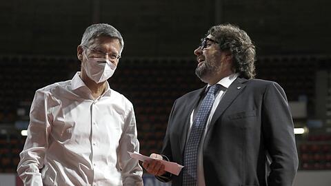 Glaubt mit Bayerns Chefcoach Trinchieri (r.) "den richtigen Trainer für uns gefunden" zu haben: Herbert Hainer (l.).