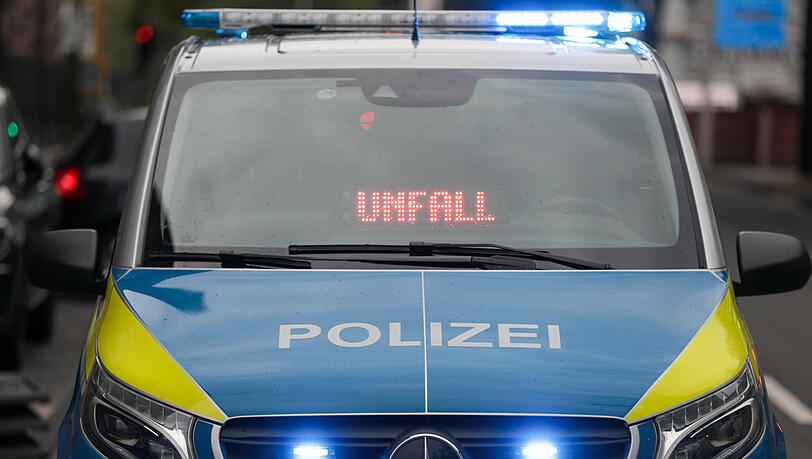Bei dem Unfall in Ismaning kam ein 54-jähriger Autofahrer ums Leben. (Symbolbild)