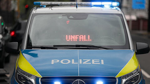 Bei dem Unfall in Ismaning kam ein 54-jähriger Autofahrer ums Leben. (Symbolbild)