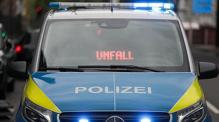 Bei dem Unfall in Ismaning kam ein 54-jähriger Autofahrer ums Leben. (Symbolbild)