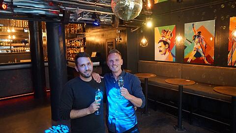 "Prost - auf unser Baby!": Die neuen Besitzer der Prosecco-Bar Yaniv Levi (links) und Antonio Jorke.