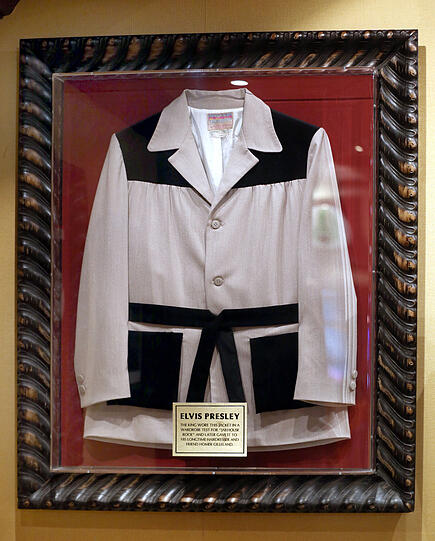 Elvis trug diese Jacke bei einer Kostümprobe für Jailhouse Rock.