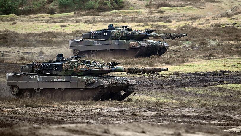 Zwei Leopard-2A6-Panzer auf einem Truppenübungsplatz der Bundeswehr. (Archivbild)