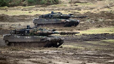 Zwei Leopard-2A6-Panzer auf einem Truppenübungsplatz der Bundeswehr. (Archivbild)