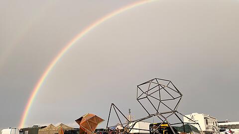 Zehntausende Besucher des Wüsten-Festivals "Burning Man" sitzen nach heftigen Regenfällen am Wochenende auf dem Gelände im US-Bundesstaat Nevada fest.