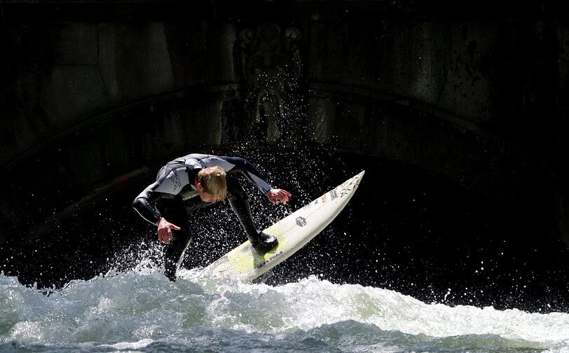 Die Surfer am Eisbach brauchen bald keinen Neoprenanzug mehr.