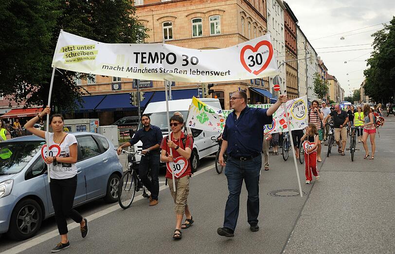 Die Demonstranten von Green City in der Theresienstraße.