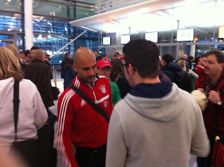 Die Bayern-Spieler checken am Flughafen in München ein. Die Bilder vom Abflug.