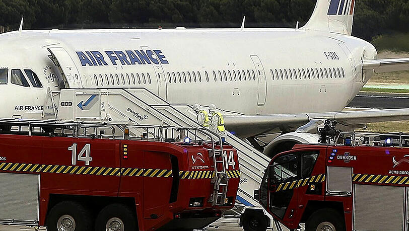 Ebola-Alarm: Eine Passagiermaschine der Air France steht am Donnerstag auf dem Flughafen der spanischen Hauptstadt Madrid. Ebola-Alarm: Eine Passagiermaschine der Air France steht am Donnerstag auf dem Flughafen der spanischen Hauptstadt Madrid.