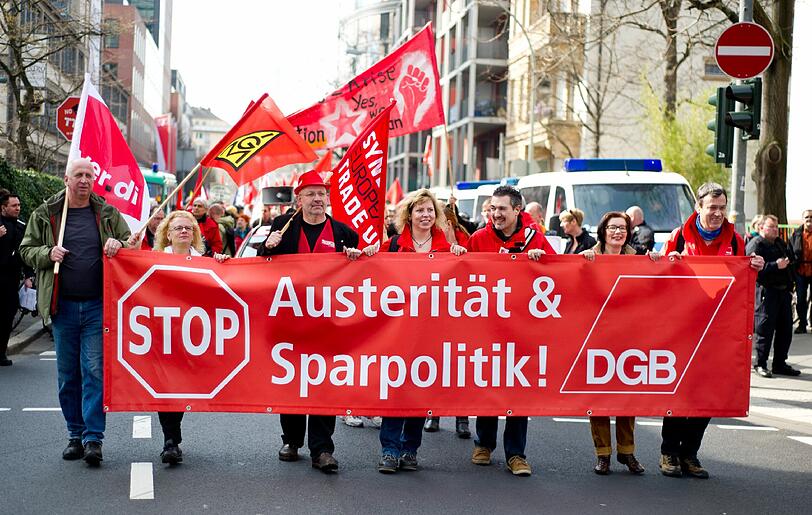 Brennende Barrikaden, Autos in Flammen, vermummte Steinewerfer - die Demonstrationen der Blockupy-Aktivisten geraten in Frankfurt außer Kontrolle.