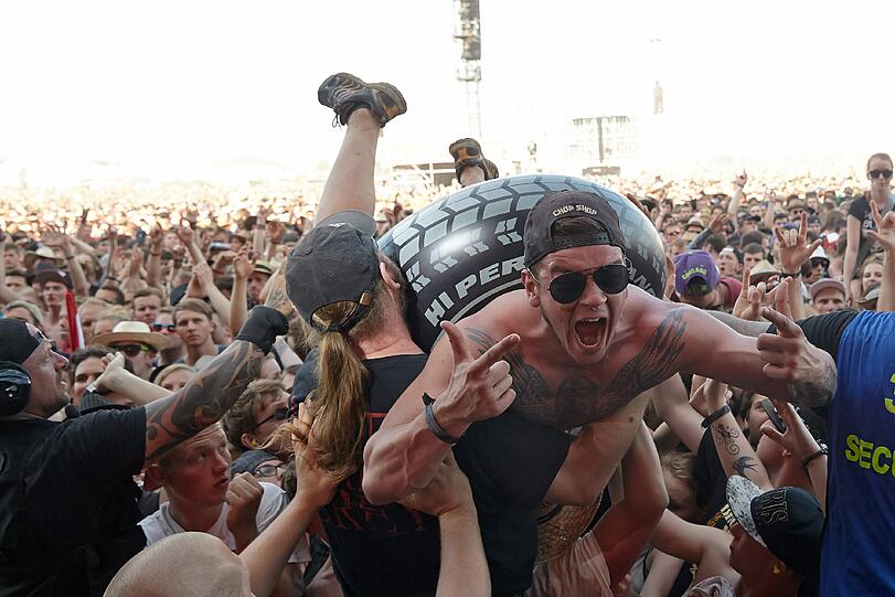 Einmal Crowdsurfing bitte! In der Menge vor der Hauptbühne beim "Rock am Ring" kein Problem!