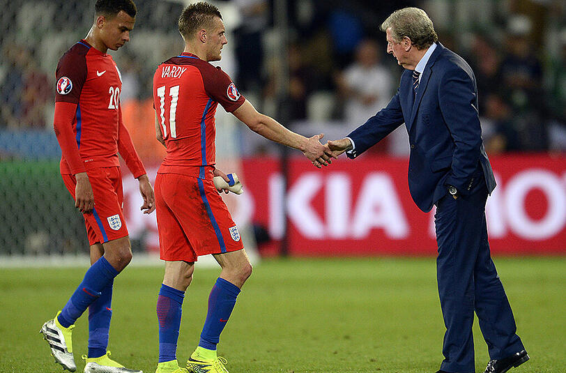 Shakehands: Englands Nationaltrainer Roy Hodgson (rechts) und Angreifer Jamie Vardy nach dem 0:0 gegen die Slowakei.