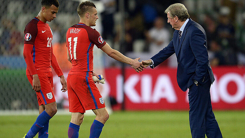 Shakehands: Englands Nationaltrainer Roy Hodgson (rechts) und Angreifer Jamie Vardy nach dem 0:0 gegen die Slowakei. Shakehands: Englands Nationaltrainer Roy Hodgson (rechts) und Angreifer Jamie Vardy nach dem 0:0 gegen die Slowakei.