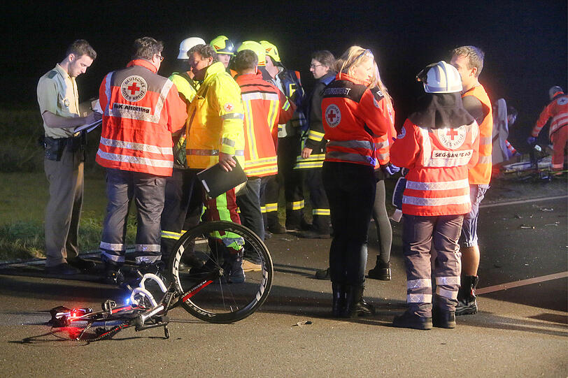 Horror-Crash in Altötting: Ein Opel-Fahrer erfasst acht Rennradfahrer und verletzt diese teils schwer - ein Mann stirbt noch an der Unfallstelle. Die Bilder zum Unfall sehen Sie hier.
