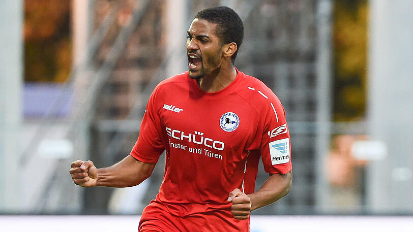 Bielefelds Malcolm Cacutalua jubelt nach seinem Treffer zum 1:1 - bei Erzgebirge Aue.