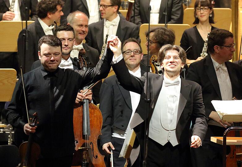 Der Dirigent Daniel Rustioni mit dem Geiger Vadim Gluzman in der Musikalischen Akademie des Bayerischen Staatsorchesters im Nationaltheater.