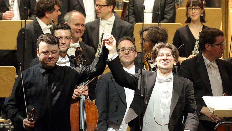 Der Dirigent Daniel Rustioni mit dem Geiger Vadim Gluzman in der Musikalischen Akademie des Bayerischen Staatsorchesters im Nationaltheater. Der Dirigent Daniel Rustioni mit dem Geiger Vadim Gluzman in der Musikalischen Akademie des Bayerischen Staatsorchesters im Nationaltheater.