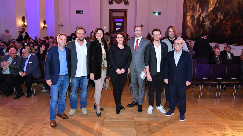 Talk-Runde: Andreas Dörner (v.l.n.r.), Bernhard Prinz, Moderatorin Ilse Aigner, Luise Kinseher, Co-Moderator Alexander Hold, Martin Frank, Roland Hefter, Jürgen Kirner.