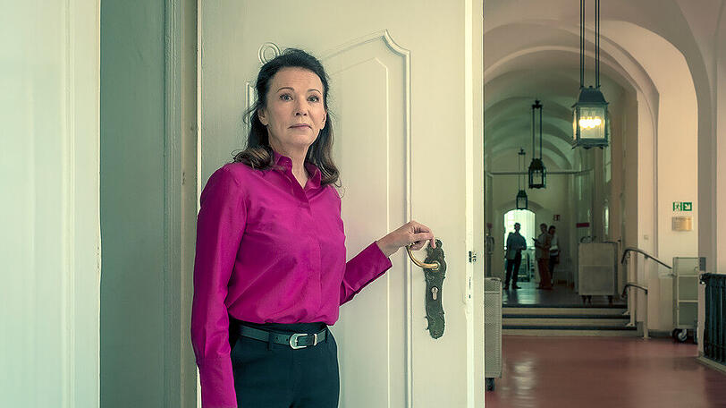 Iris Berben als Vertreterin der Schulaufsichtsbehörde, Dr. Gisela Nüssen-Winkelmann in "Das Unwort".