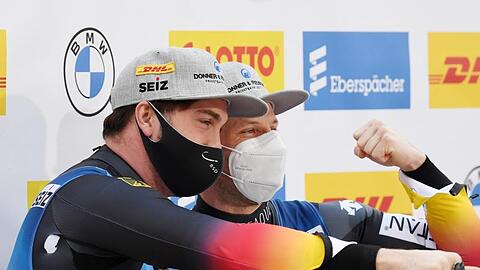 Tobias Wendl (l) und Tobias Arlt bejubeln ihren WM-Titel.