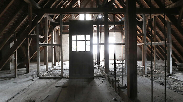 Ein Blick in den Dachboden der Turnhalle an der Martinsschule in der Landshuter Innenstadt.