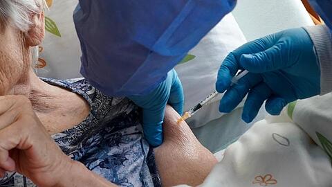 Eine Heimbewohnerin einer Seniorenresidenz in Sachsen-Anhalt erhält ihre Drittimpfung gegen das Corona-Virus.