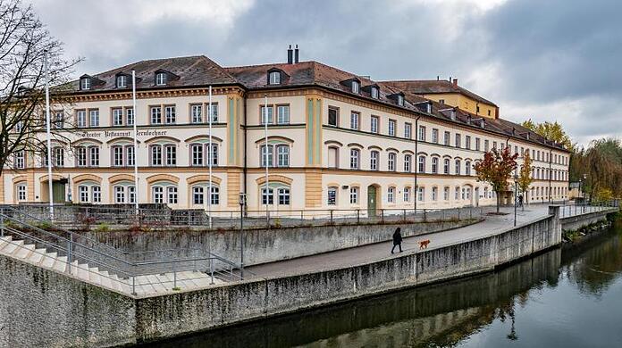Das sanierungsbedürftige Gebäude des Stadttheaters Landshut an der Isar.