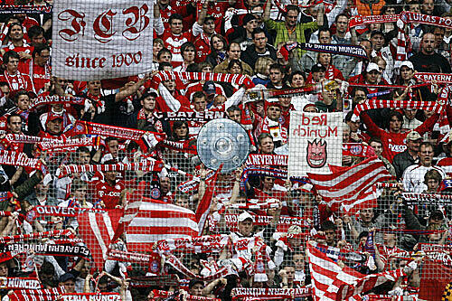 Die Fans feierten schon gestern die Meisterschaft, die Bayern-Spieler werden die Schale auch bald in Händen halten.