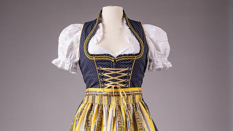 Während der Wiesn tragen die Lufthansa-Stewardessen seit 2006 Dirndl. Hier 2016 von Krüger.