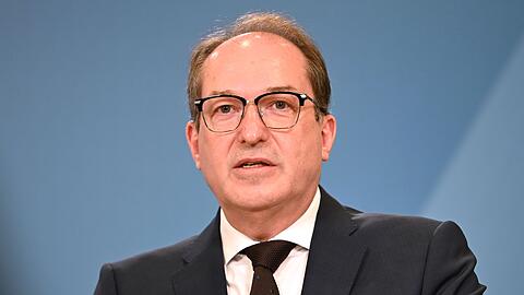 Bundesinnenminister Alexander Dobrindt (CSU) wertet die gesunkene Zahl von Asylerstantr&auml;gen als Erfolg. (Archivfoto)