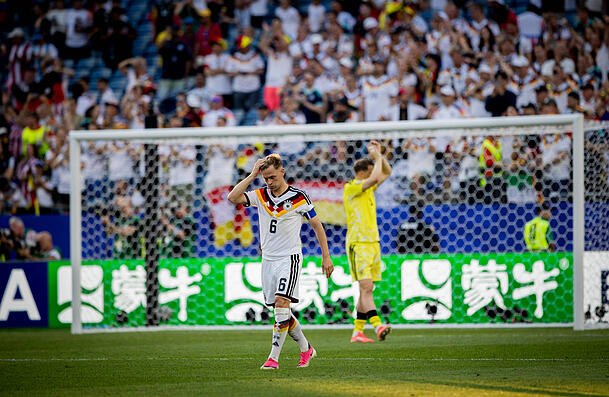 WM-Frust: Die DFB-Stars Joshua Kimmich (l.) und Manuel Neuer. WM-Frust: Die DFB-Stars Joshua Kimmich (l.) und Manuel Neuer.