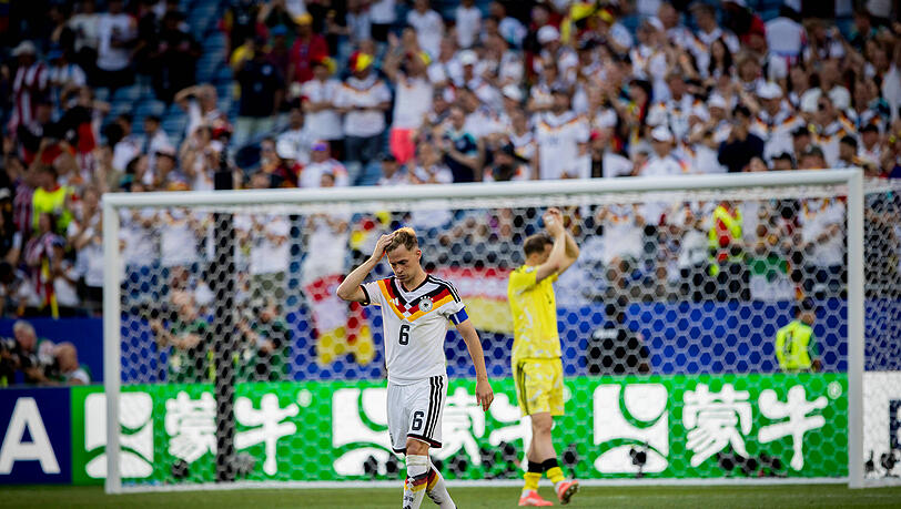 WM-Frust: Die DFB-Stars Joshua Kimmich (l.) und Manuel Neuer. WM-Frust: Die DFB-Stars Joshua Kimmich (l.) und Manuel Neuer.