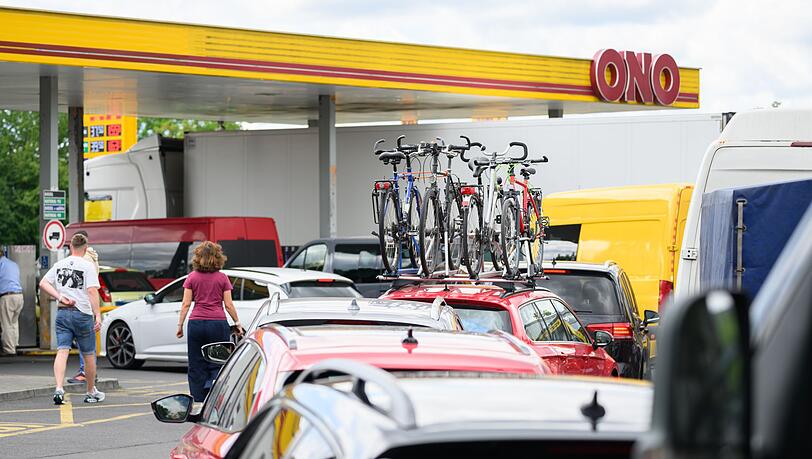 Autofahrer stehen an einer Tankstelle in der Schlange, um zu tanken. (Archivbild) Autofahrer stehen an einer Tankstelle in der Schlange, um zu tanken. (Archivbild)